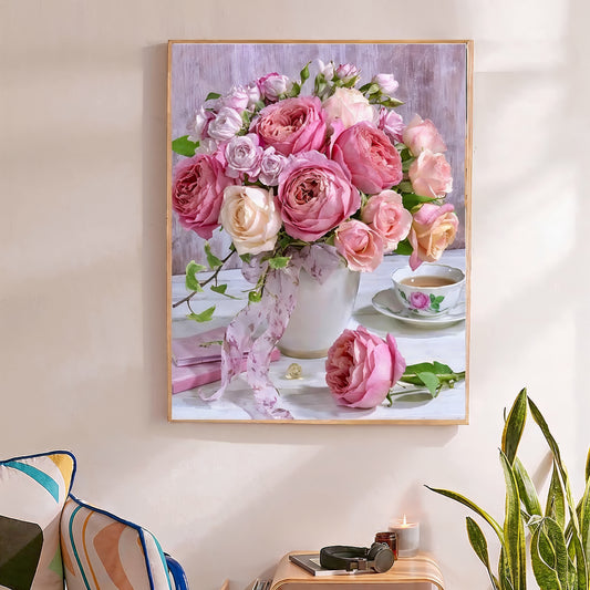 ROSER I EN HVID VASE