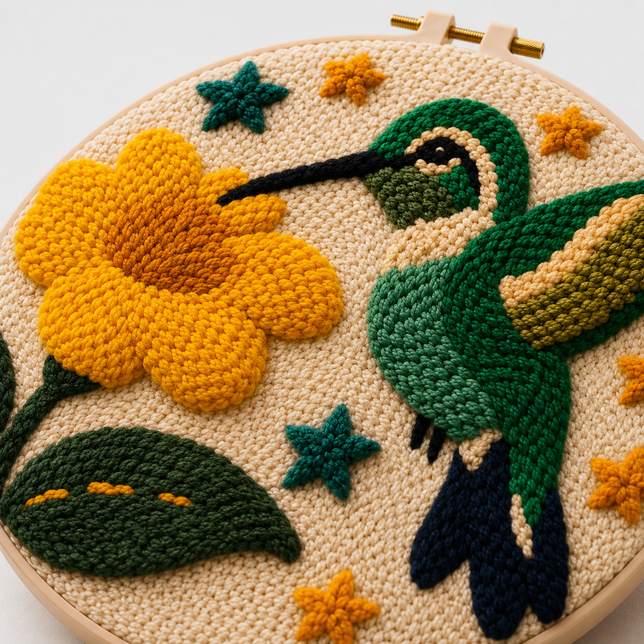 Detalje af Punch Needle kolibri med blomst design