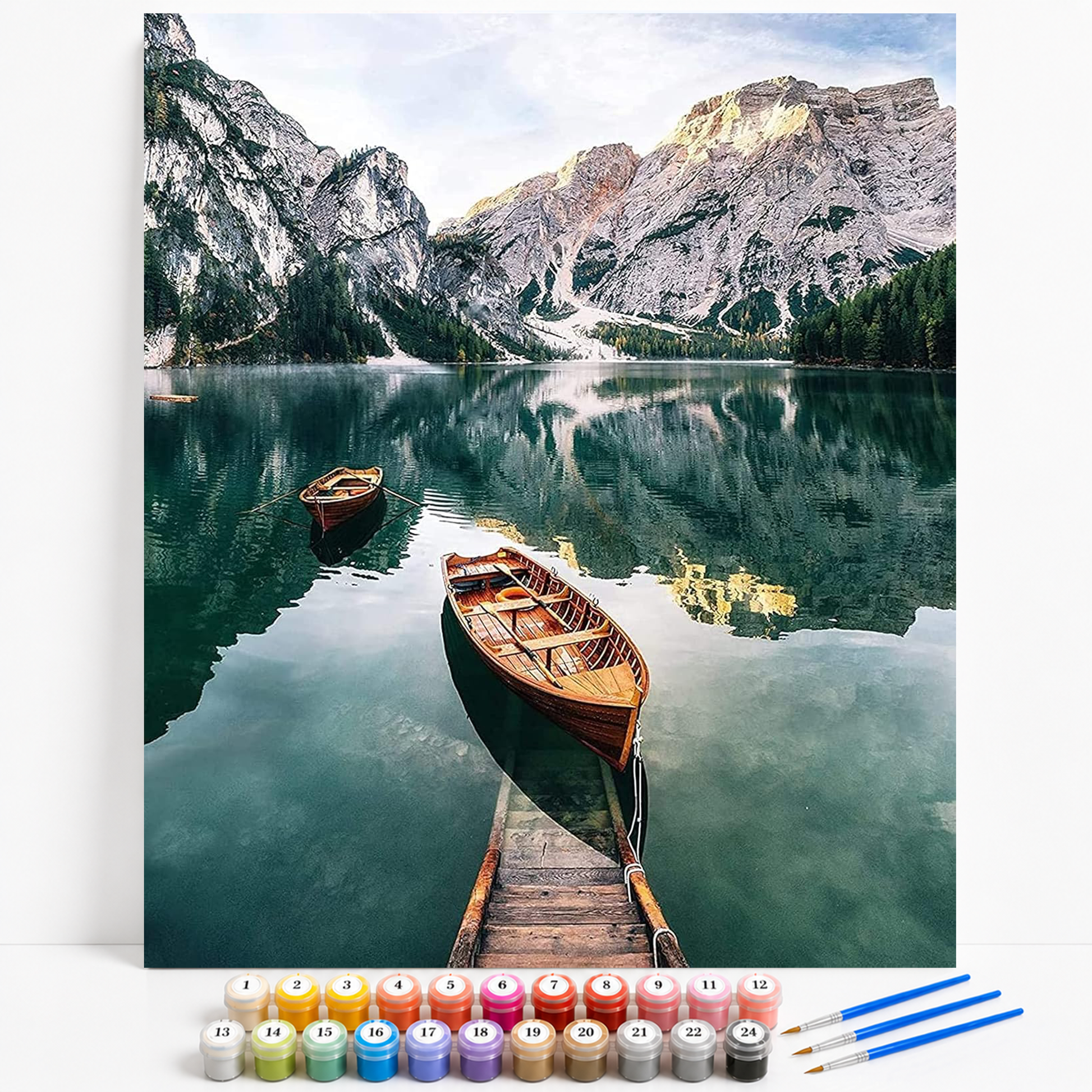 Mal efter tal med spejlblank bjergsø, træbåde og majestætiske bjerge. Afslappende paint by numbers på lærred – perfekt som gave og smuk vægdekoration.