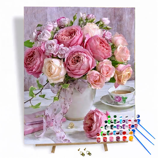 ROSER I EN HVID VASE