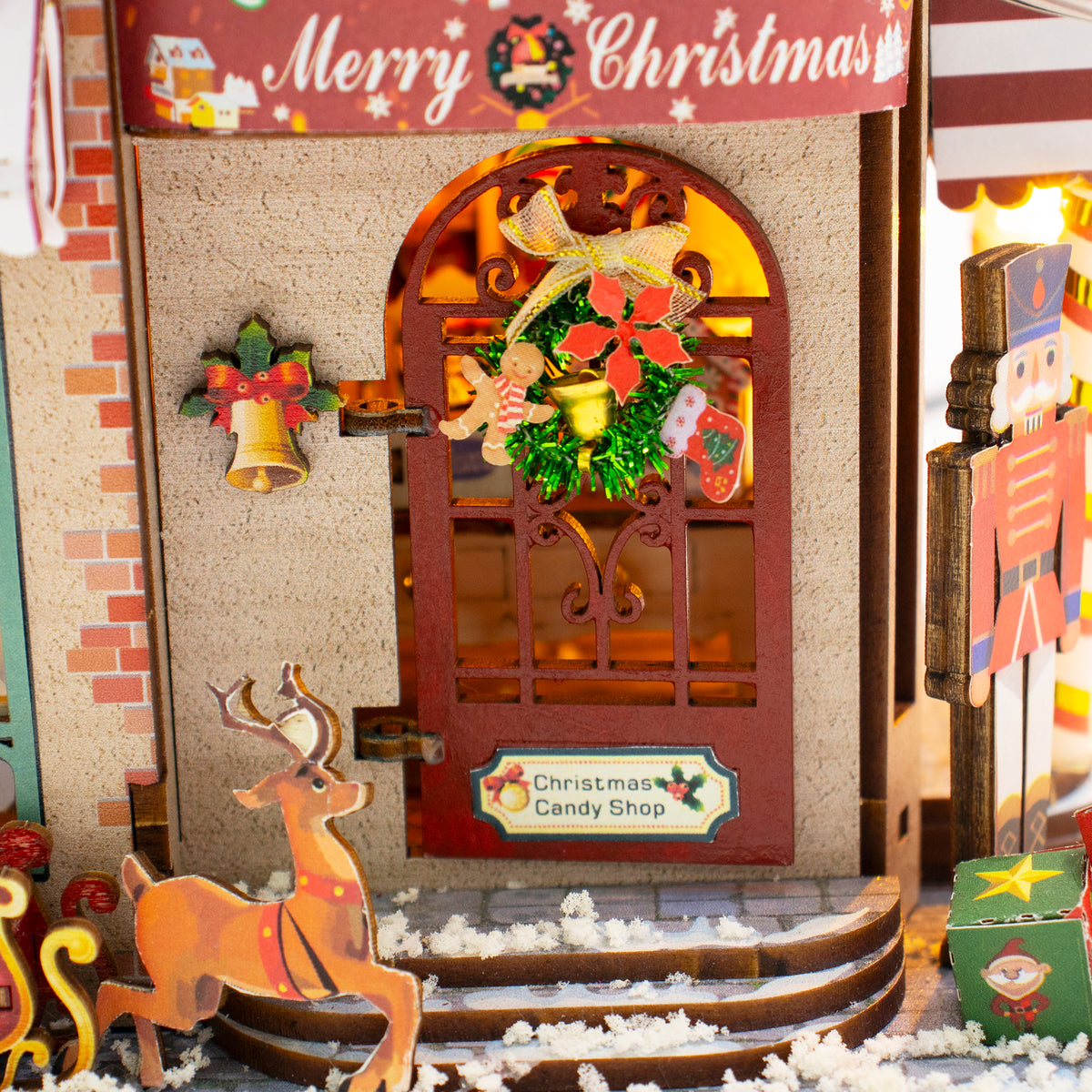 Detaljeret miniature julehus med dekorative juleelementer